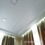 Натяжной потолок в зале с подсветкой Томск